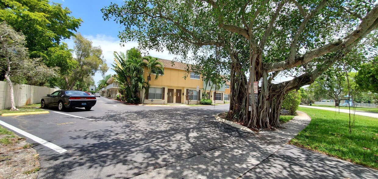 4869 NW 9th Dr, Plantation, FL 33317 Townhome Rentals in Plantation