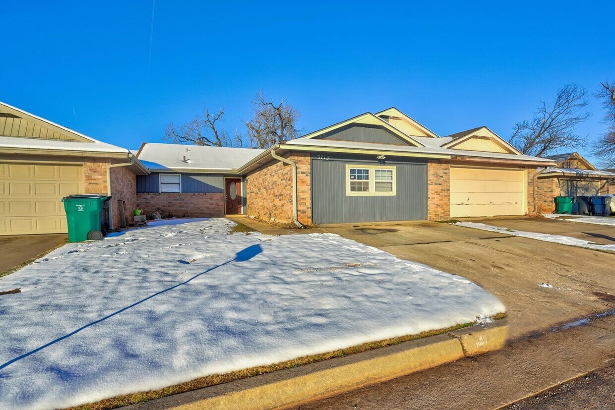 Primary Photo - 3 Bedroom 2 bath duplex in SW OKC!