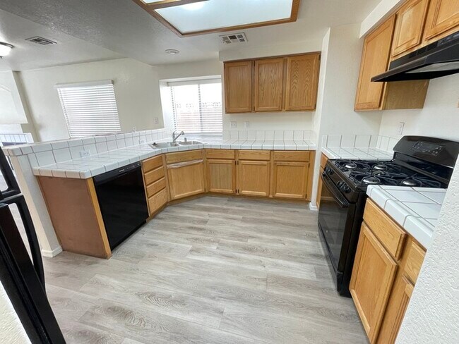 Foto del edificio - To schedule a viewing, call Wally Fellman ...