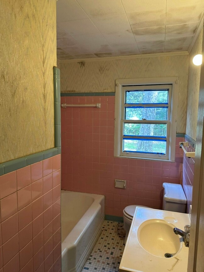 Building Photo - 2501 Redwood St