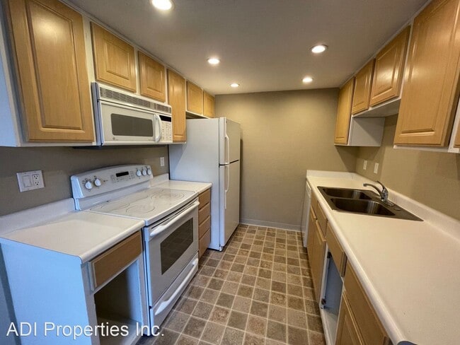 Building Photo - 2 br, 2 bath House - 9530 SW 146th Terrace #4