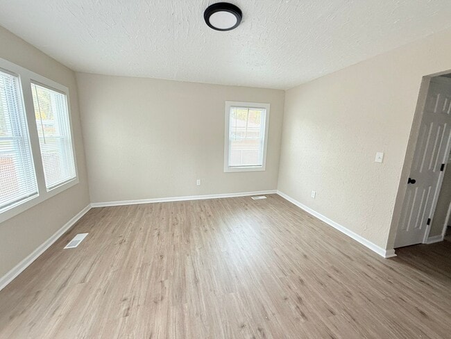 Building Photo - This beautifully updated 3-bedroom, 1-bath single-family home is ready for move-in!
