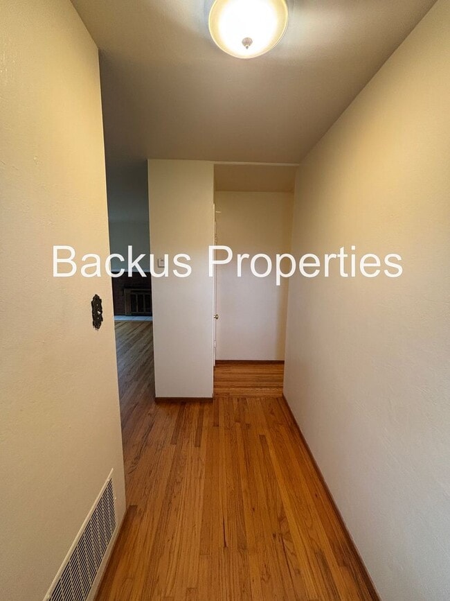 Building Photo - 827 Bedford Dr