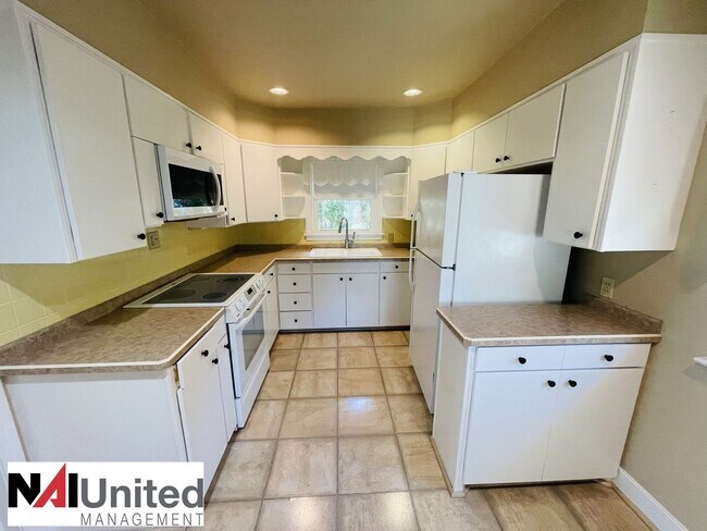 Building Photo - 3 bedroom, 2 bathroom near Grandview Park