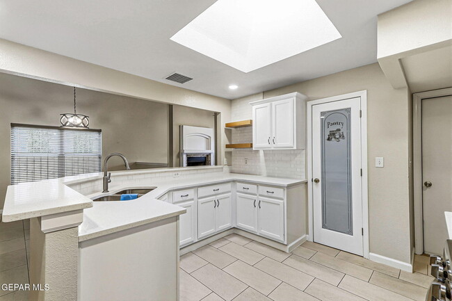 Building Photo - 1308 Rose Bud Ln