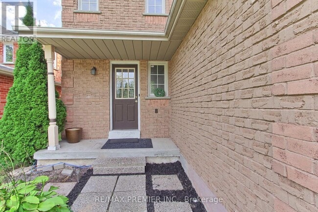 Building Photo - 90 Covent Cres
