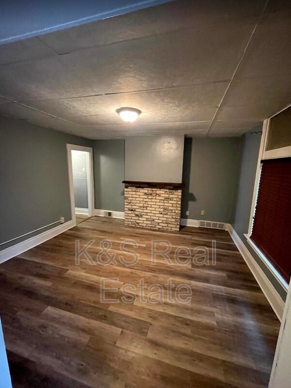 Building Photo - 2565 Merwyn Ave