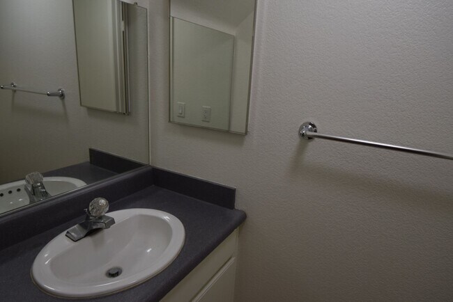 Foto del edificio - 5328 Riverton Ave