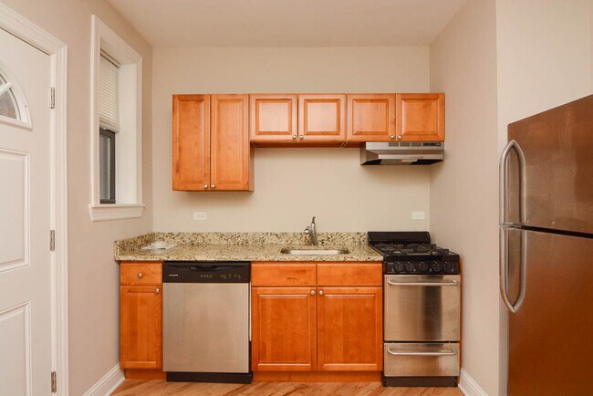 Building Photo - Quintessential 2 Bedroom, 1 Bath in Winnet...