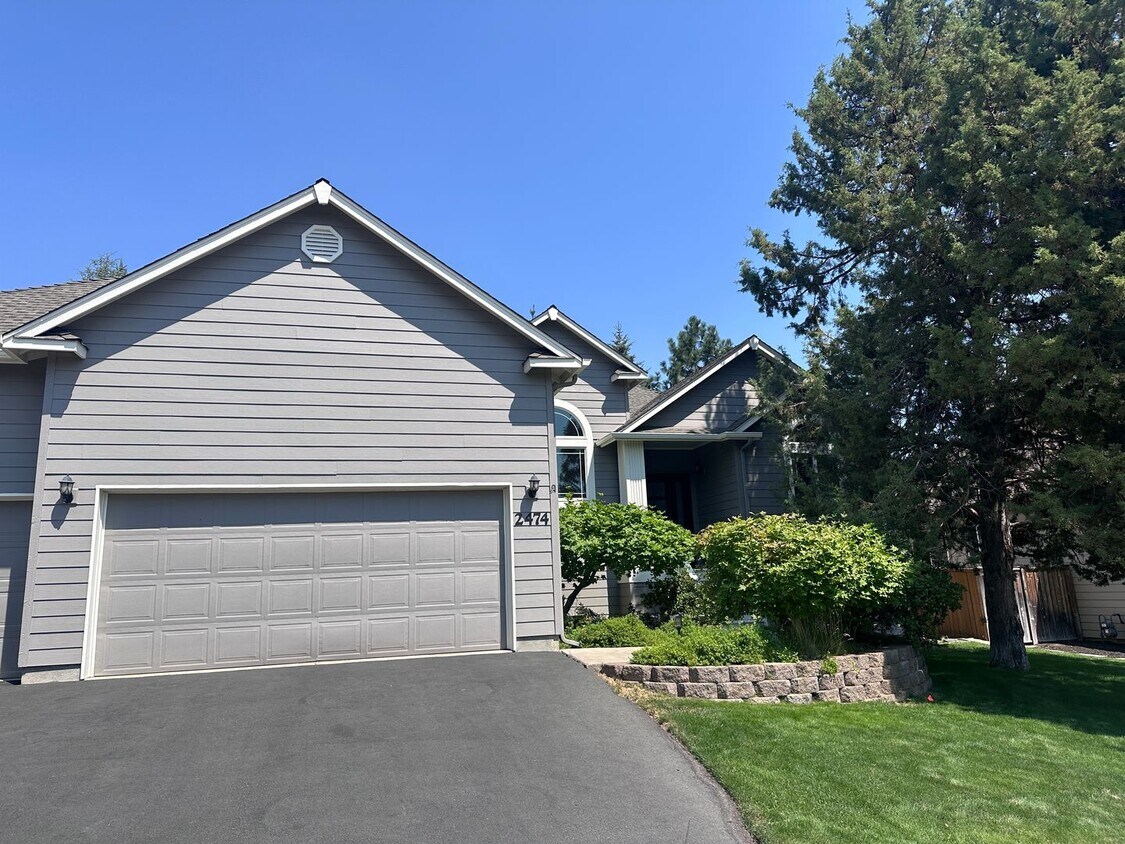 Primary Photo - Charming Awbrey Butte Home Available NOW