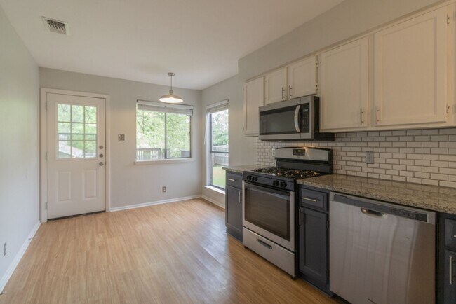 Foto del edificio - 2800 Burleson Rd