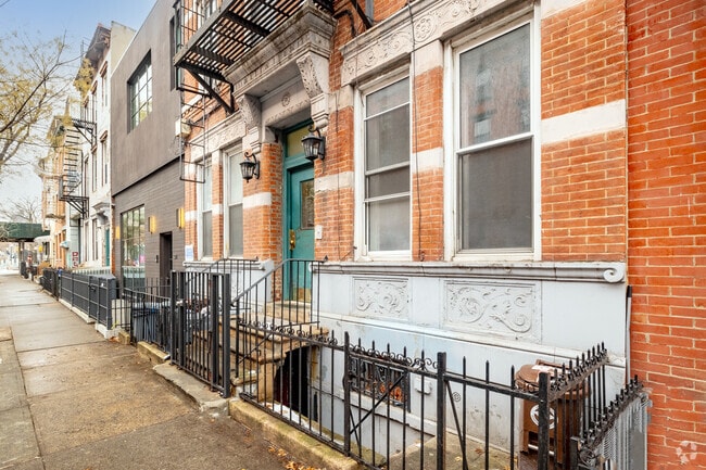 Building Photo - 313 S 4th St