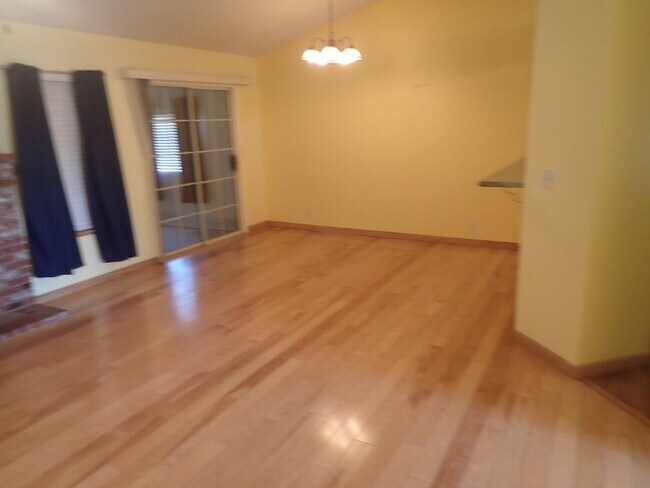 Foto del edificio - Beautiful single family home with 2 car garage and metal building storage