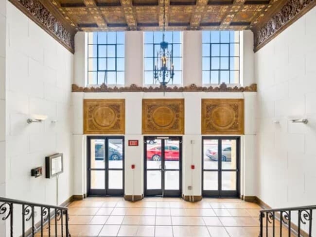Building Photo - Top Floor 1 Bedroom Loft in Los Angeles