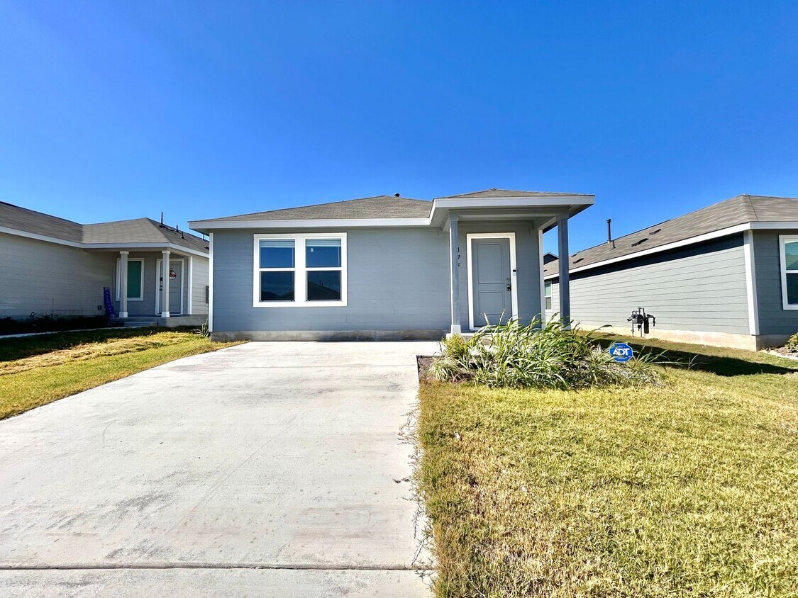 Foto principal - Charming 3/BR 2/BA Home with Spacious Backyard & Natural Light