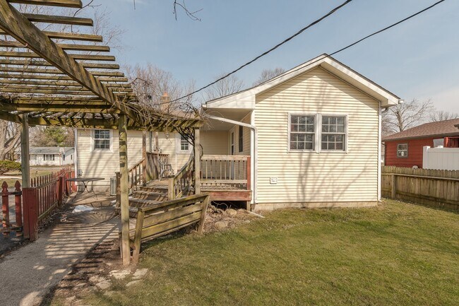 Building Photo - 308 E Fox St