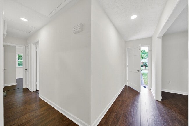 Foto del edificio - Beautifully Renovated Three Bed Two Bath Ranch Home in Mint Hill!