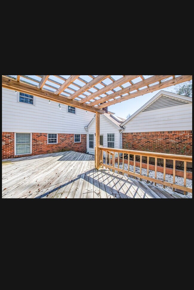 Foto del edificio - 2387 Hickory Crest Dr