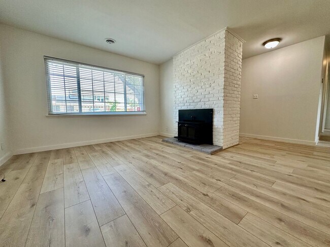 Building Photo - Updated 3 Bed 1 Bath Concord Home in Cante...