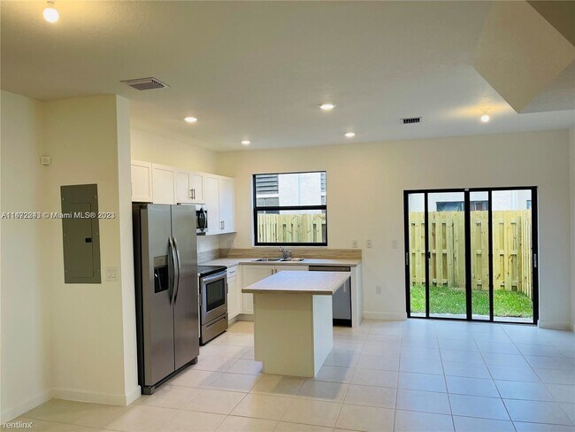 Building Photo - 3 br, 3 bath House - 20937 NE 8th Ave # 20937
