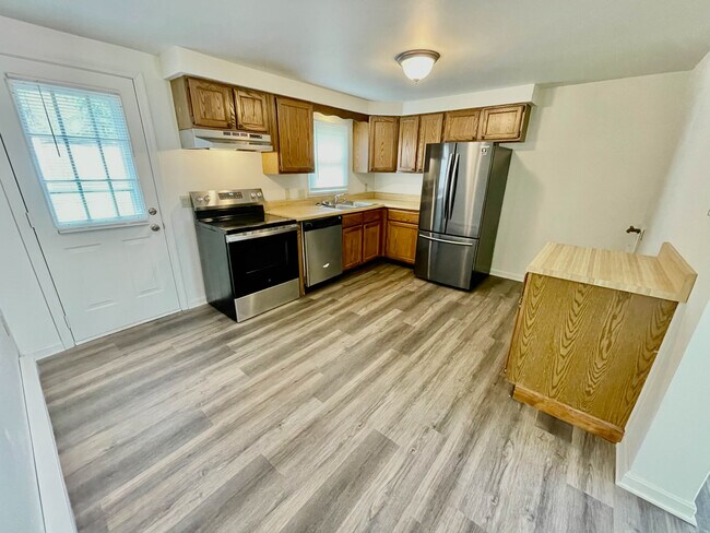 Building Photo - 25 Camelot Ct