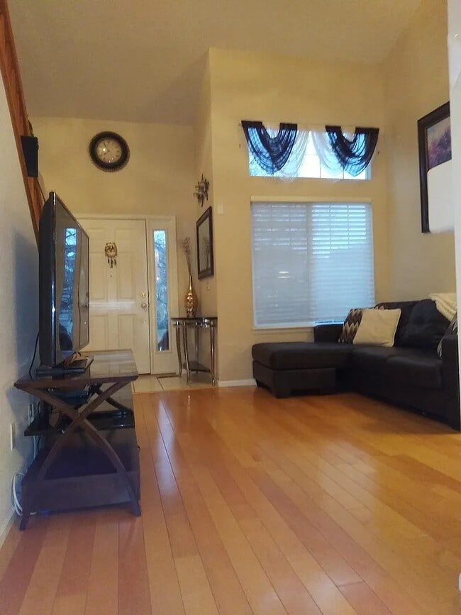 Building Photo - 557 Stellars Jay Dr