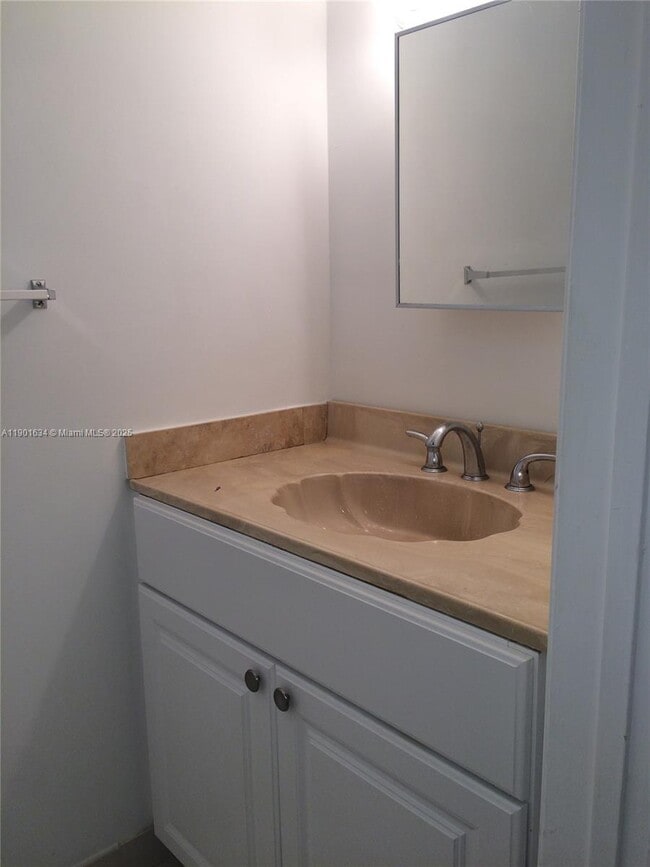 Foto del edificio - 7858 Kimberly Blvd