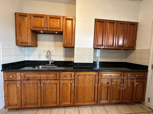 Foto del edificio - 238 Shadyhill Rd