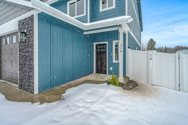 Building Photo - Brand New 3 bed 2.5 townhome