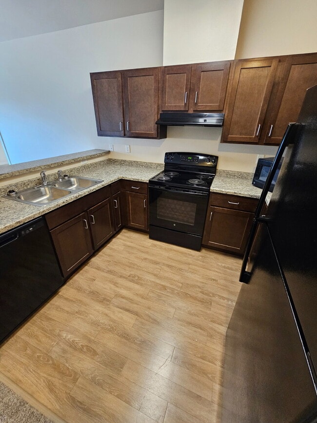 Building Photo - 2 Bedroom | 1 Bathroom 2nd Floor Apartment...