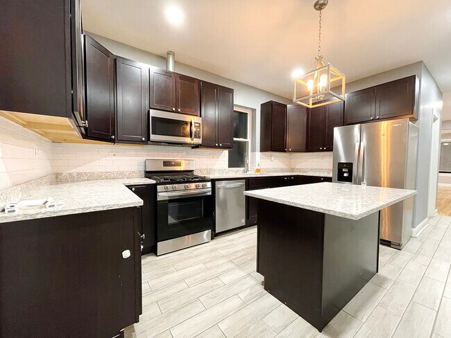Foto del edificio - 2327 N Harding Ave