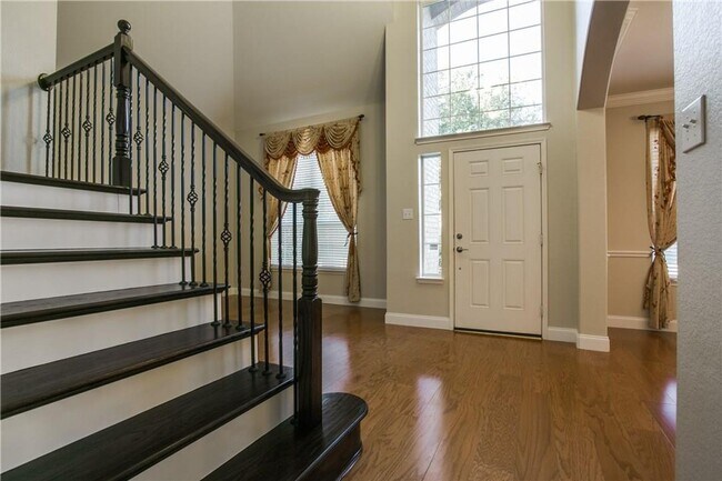 Building Photo - Beautifully landscaped 4 Bedroom 3 bath ho...