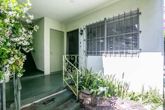 Building Photo - 446 S St Andrews Pl