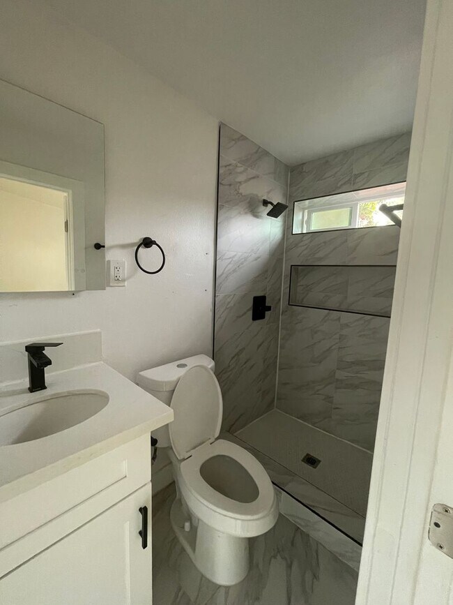 Building Photo - COL4251-53