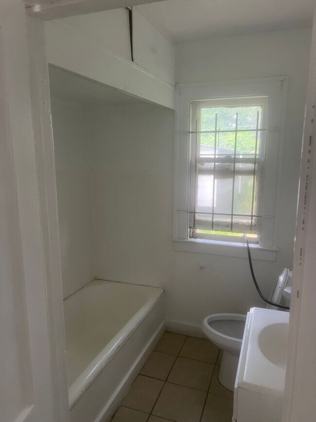 Building Photo - 2bd/1 bath Single Family Home!