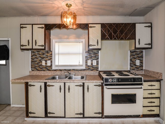 Building Photo - 3932 Oakwood Cir