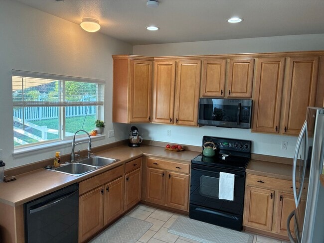 Building Photo - Beautiful 3-Bedroom, 2.5-Bathroom 2-Story ...