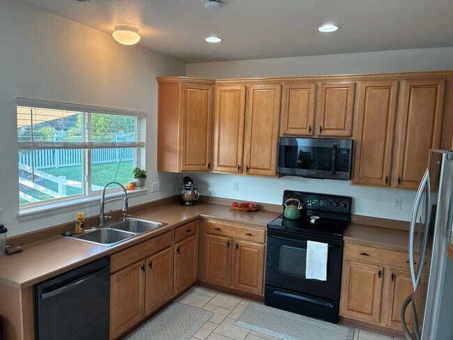 Building Photo - Beautiful 3-Bedroom, 3-Bathroom 2-Story Ho...