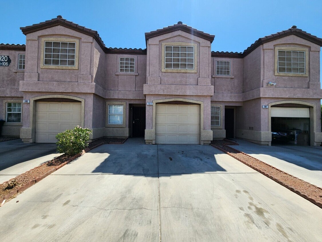 Foto principal - Beautiful 3 Bedroom & 2 1/2 Bath Condo.