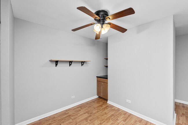 Foto del edificio - 3825 N Pine Grove Ave