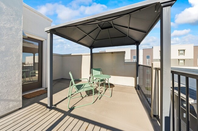 Building Photo - 1 Bed/1 Bath Modern Condo in Upper Land Park