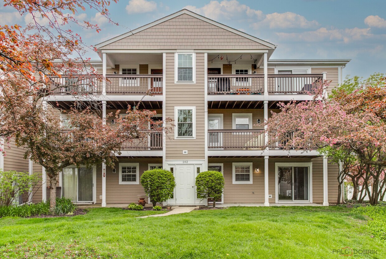 Primary Photo - 142 E Winchester Rd