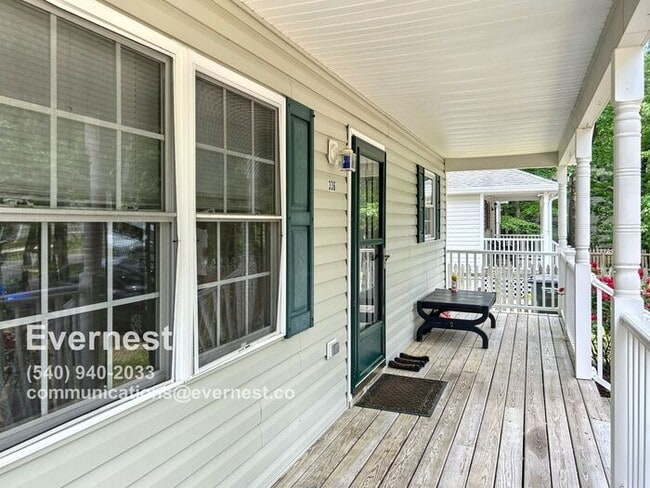 Building Photo - 3-Bedroom, 2-Bathroom Home in Convenient L...