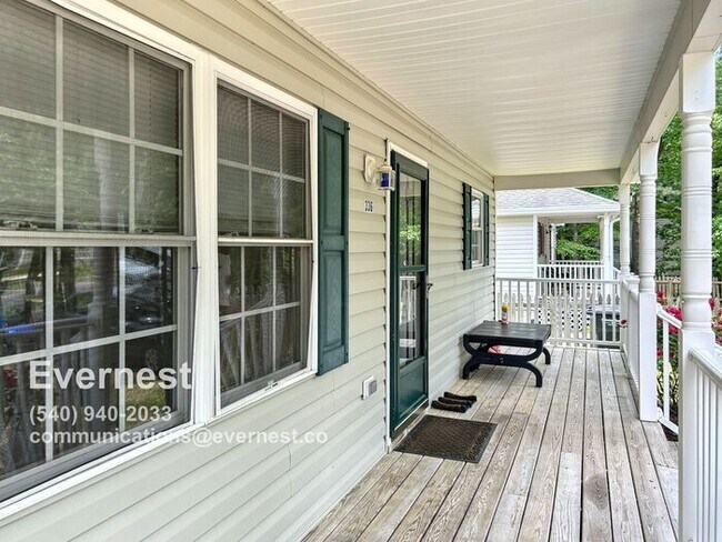 Foto del edificio - 3-Bedroom, 2-Bathroom Home in Convenient L...