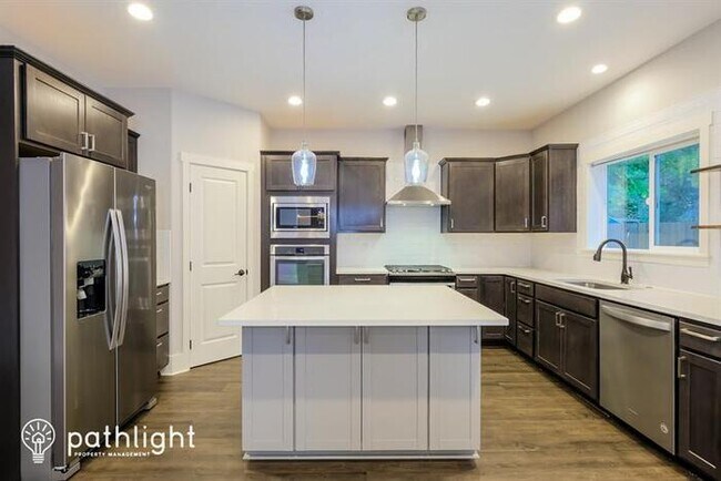 Building Photo - 31020 Southwest Boones Ferry Road, Wilsonv...