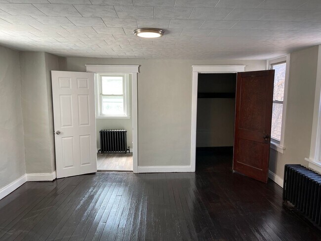 Foto del edificio - FABULOUSLY RENOVATED 4BR, 2Bath HOME IN TH...