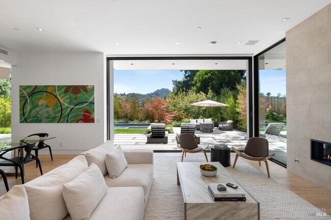 Building Photo - 728 University St