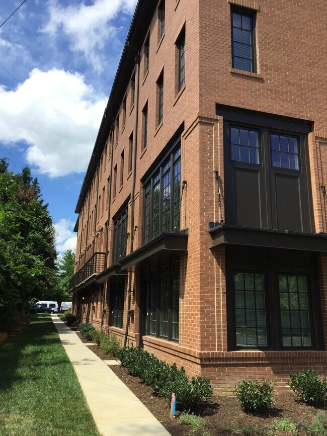 Photo - 908 N Buchanan St Townhome