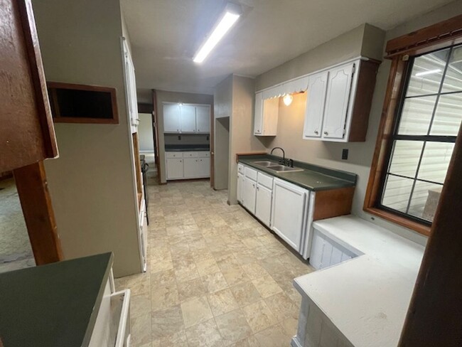 Building Photo - Renovated 3 Bedroom 1.5 Bath Home for Rent!