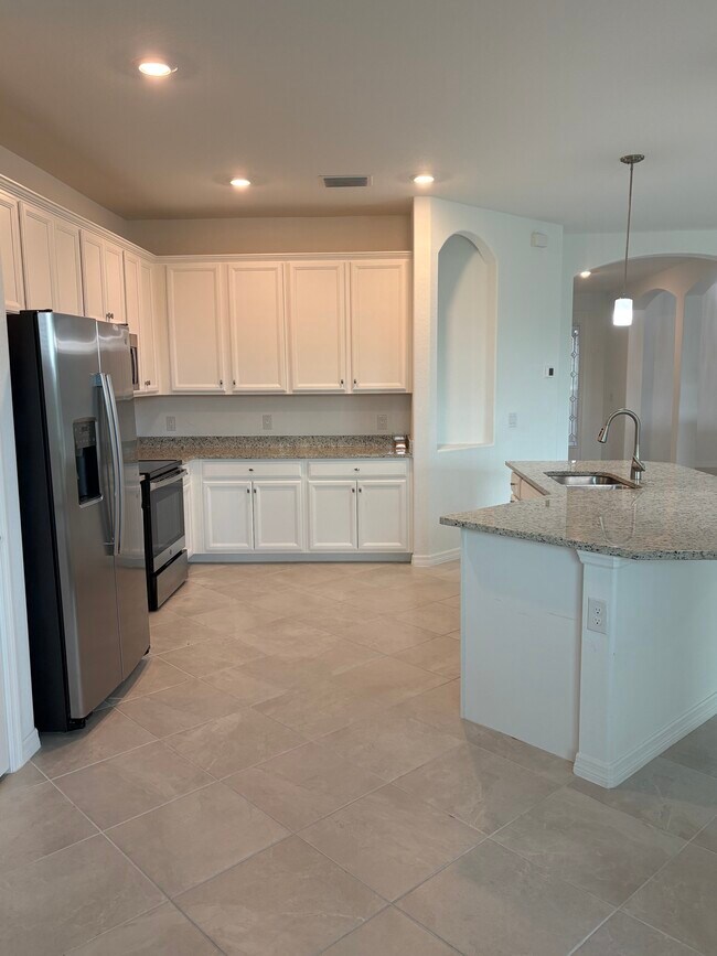 Building Photo - 3305 Altimira Dr